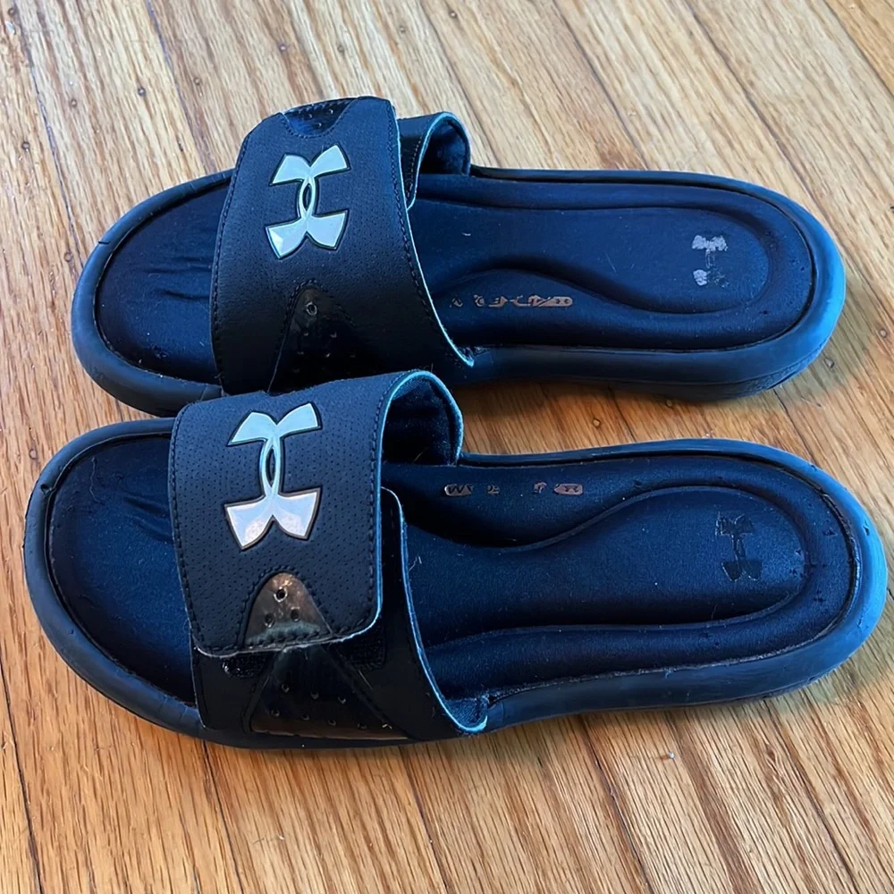Under Armour | Black Slides sz 5Y